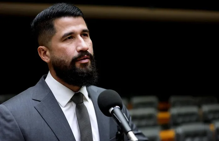 Deputado federal delegado Fábio Costa expõe condições precárias nos CISP de Alagoas