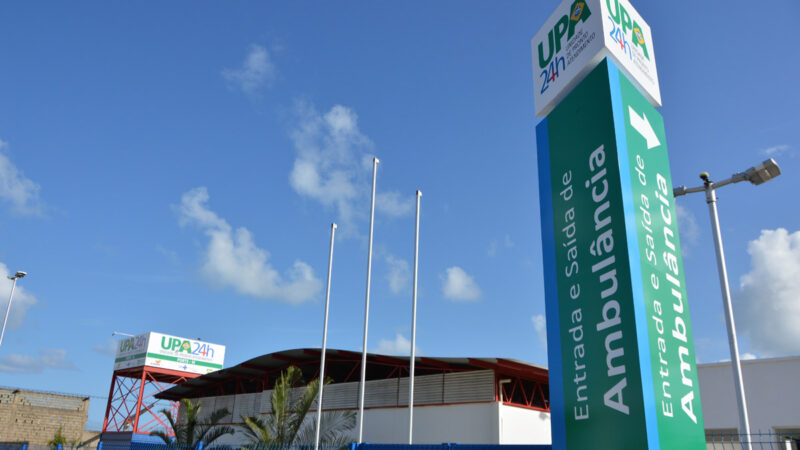 Homem preso por tentativa de feminicídio após atacar mulher e filha com facão em suposta vingança por traição