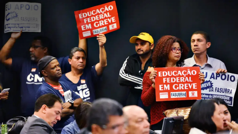 Professores de universidades e institutos federais entram em greve