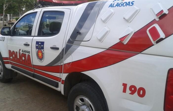 PMs recuperam moto roubada e apreendem arma e drogas no interior de Alagoas