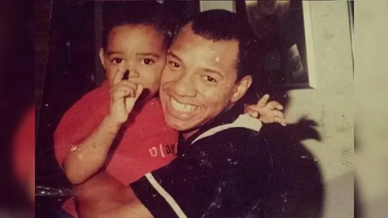 Filho de Anderson do Molejo faz  homenagem após morte do cantor