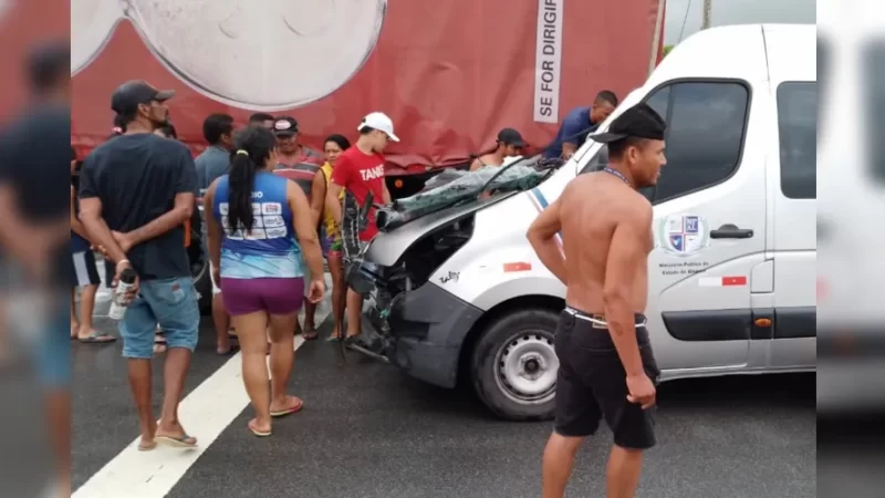 Acidente envolvendo van e carreta deixa feridos na AL-220