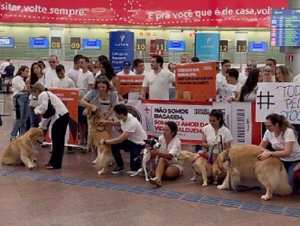 Tutores e pets participam de ato em memória ao cão Joca, no Aeroporto Zumbi dos Palmares