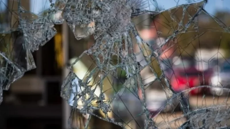 Jovem morre após ter convulsão e cortar o pescoço em vidraça