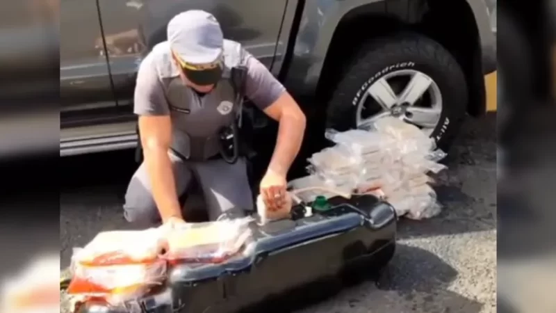 PM encontra R$ 480 mil de cocaína em tanque de caminhonete