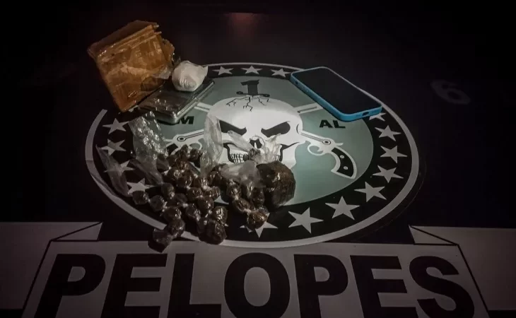 Homem é flagrado vendendo drogas dentro de oficina