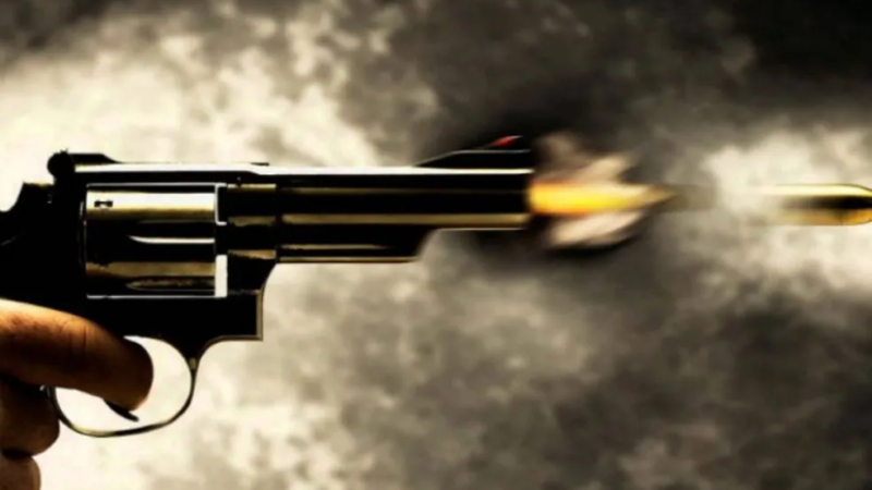 Homem é alvejado com seis tiros em parada de ônibus