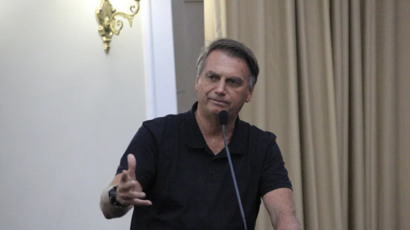 Candidatos aproveitam estadia de ex-presidente para vincular imagem a Jair Bolsonaro