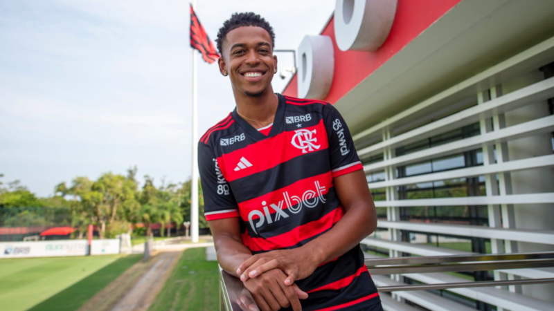 Flamengo oficializa contratação de Carlinhos após final do Campeonato Carioca