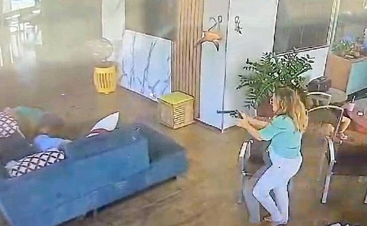 Mãe e filho invadem casa e matam dois idosos