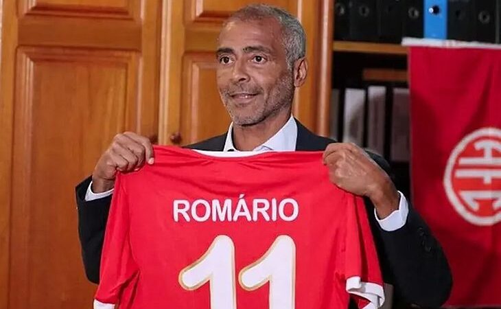 Romário assina contrato com o América-RJ e pode voltar a jogar aos 58 anos