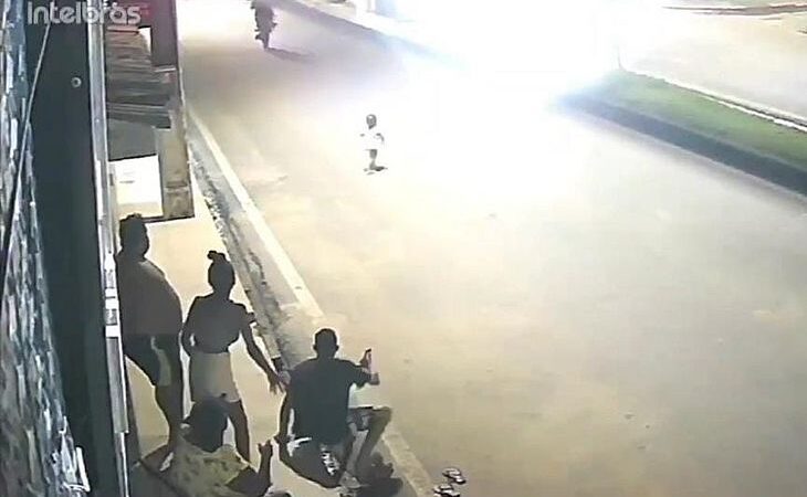 Polícia abre inquérito para investigar motociclista que atropelou criança ao empinar moto