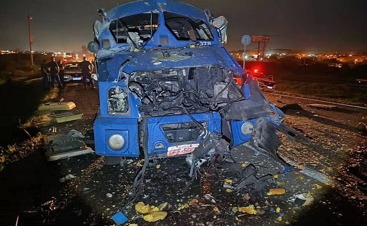 Criminosos armados com fuzis explodem 2 carros-fortes