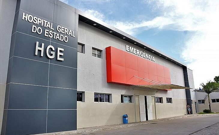 Acidente entre carro e moto deixa homem ferido com suspeita de fratura na perna, no bairro Ouro Preto