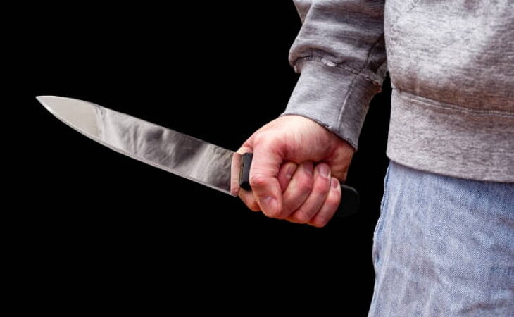 Homem é detido por ameaçar sobrinha com facas em Marechal Deodoro