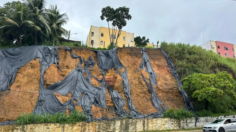 Barreira à beira do colapso no Jacintinho preocupa moradores e especialistas