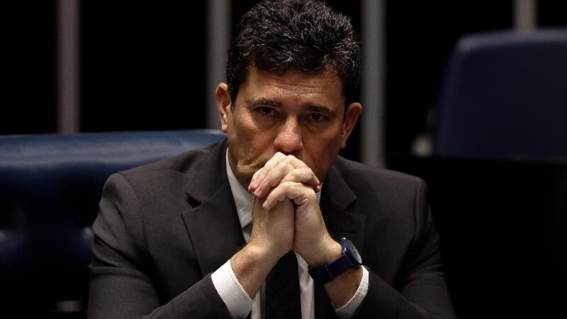 Moro fica a um voto de evitar cassação