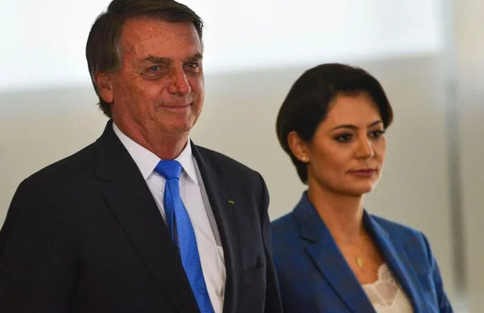 Apoiadores dão as boas-vindas a Bolsonaro e Michele em Maceió