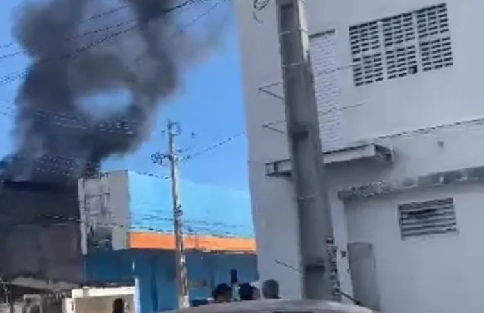 Incêndio atinge Magazine Luíza, no bairro do Farol