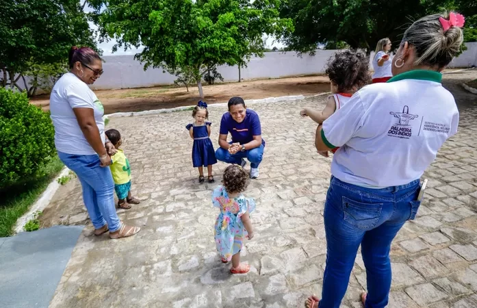 Prefeito Júlio Cézar visita crianças que vivem na Casa da Esperança