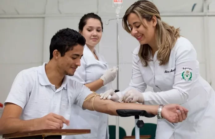 Governo faz repasses para estados e municípios pagarem piso da enfermagem em abril