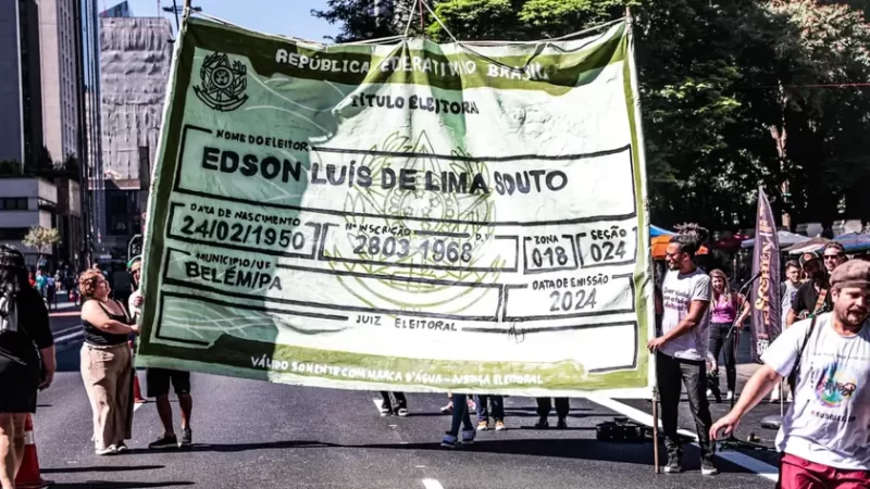 Campanha usa título de eleitor gigante para chamar jovens para votar