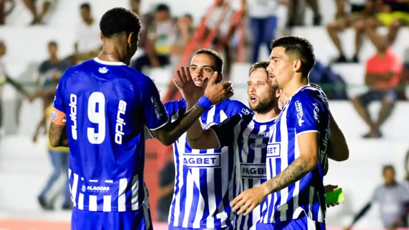 Cristian de Souza relaciona 22 jogadores para a partida contra o CSE