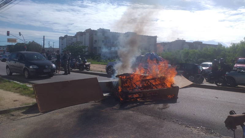 Pai de aluno fecha rodovia após suposto abuso de professora contra criança de 4 anos em Maceió