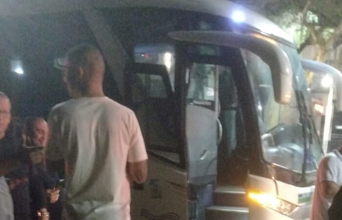 Homem tenta assaltar ônibus que transportava 28 PMs e morre baleado