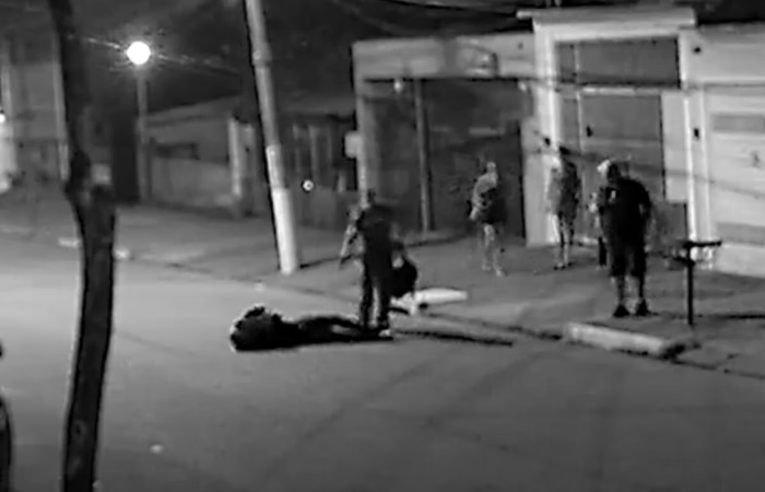 Ladrão leva tiro na bunda após tentar roubar policiais