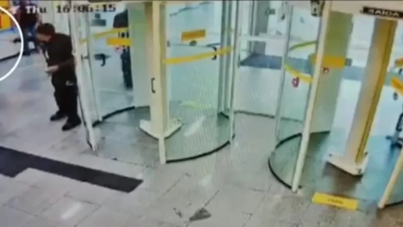 Adolescente rouba arma de vigilante de banco e atira contra ele