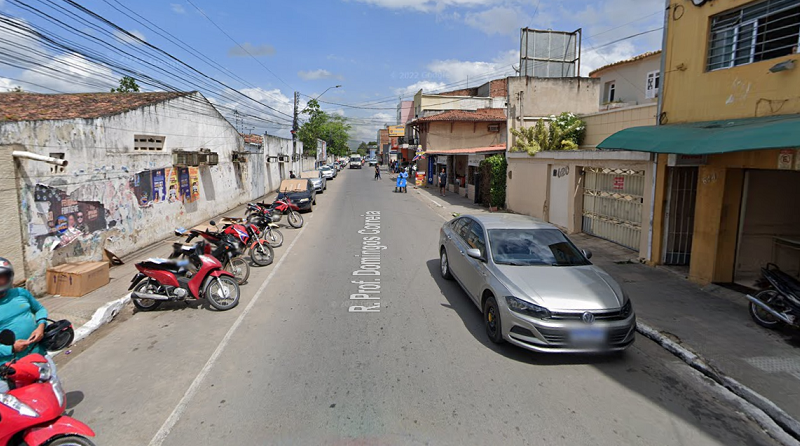 Homem invade quarto de hotel e acaricia mulher que dormia com o namorado