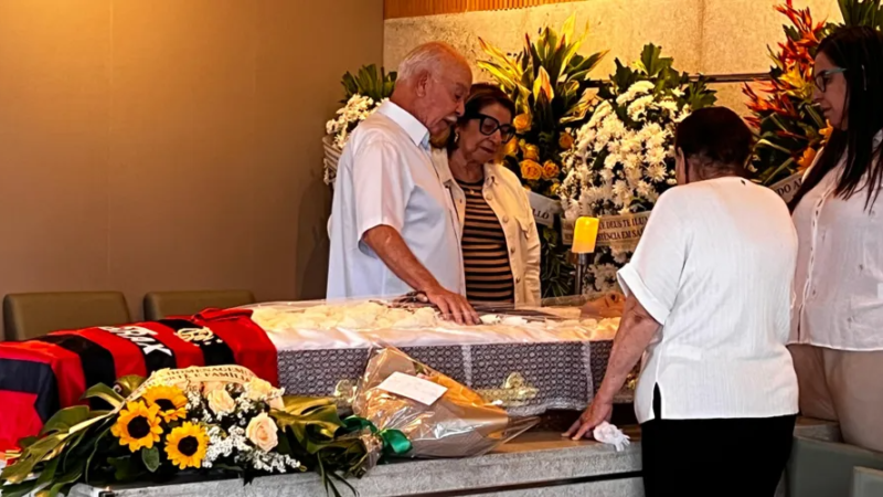 Arivaldo Maia é sepultado em clima de emoção e despedidas de amigos e familiares