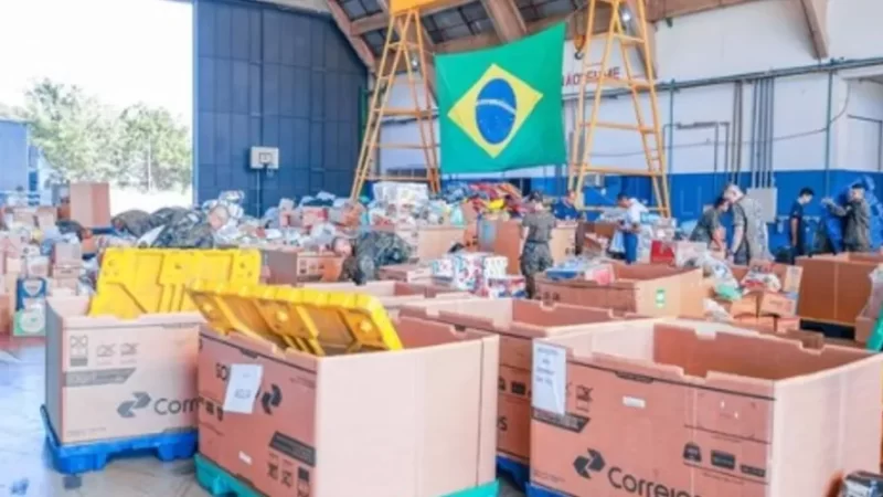 Avião da FAB com 25 toneladas de doações e medicamentos chega ao RS