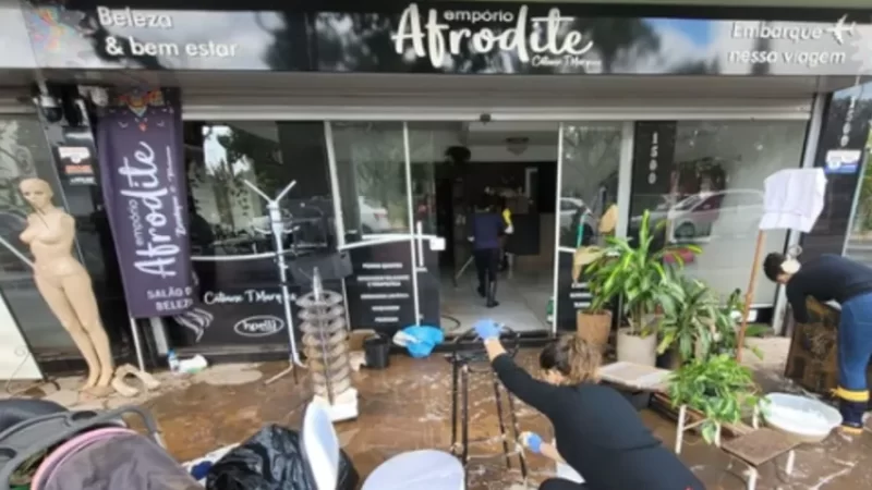 Em meio a lixo e desalojados, gaúchos tentam retomar vida