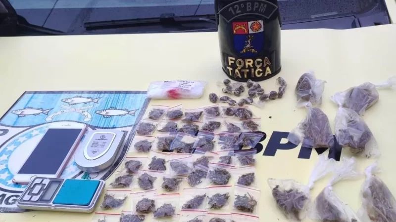 PM cumpre mandados judiciais e retira armas e drogas das ruas