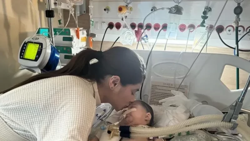 Esposa de Zé Vaqueiro posta foto de filho na UTI