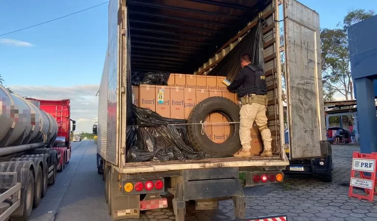Operação conjunta resulta na apreensão de 600 caixas de cigarros e 93 unidades de eletrônicos sem nota fiscal