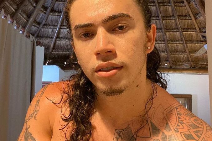 Whindersson entrega kits para ilhados em prédios no RS de drone