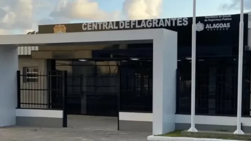 Polícia aborda carro, encontra droga e arma, e três são detidos