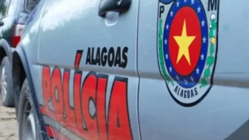 Homem aperta pescoço da mãe, dá rasteira na vítima e a ameaça de morte