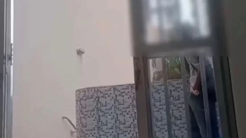 Homem é flagrado se masturbando em instituição de saúde