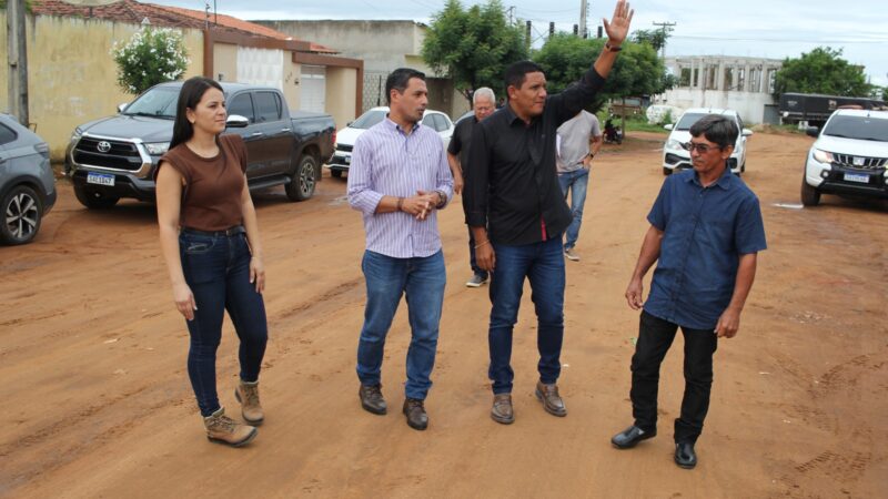 Prefeito Júlio Cezar faz visita técnica para definir detalhes da obra no Sabiá em Palmeira dos Índios