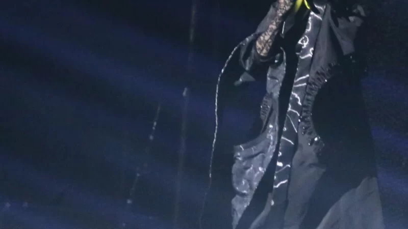 Máscara usada por Madonna durante passagem de som gera memes na web