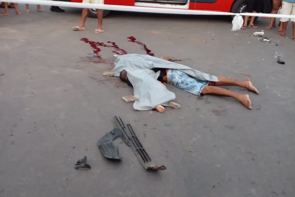 Batida entre carro e moto causa morte de pai e filho na zona rural de Arapiraca