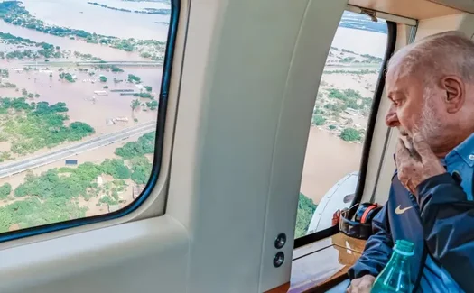 Lula sobrevoa área atingida pelas enchentes no Rio Grande do Sul