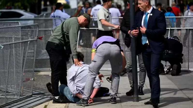 Primeiro-ministro da Eslováquia é baleado e levado ao hospital