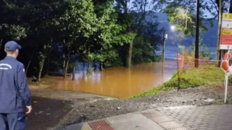 Rio transborda e travessia por balsa entre SC e RS é interrompida