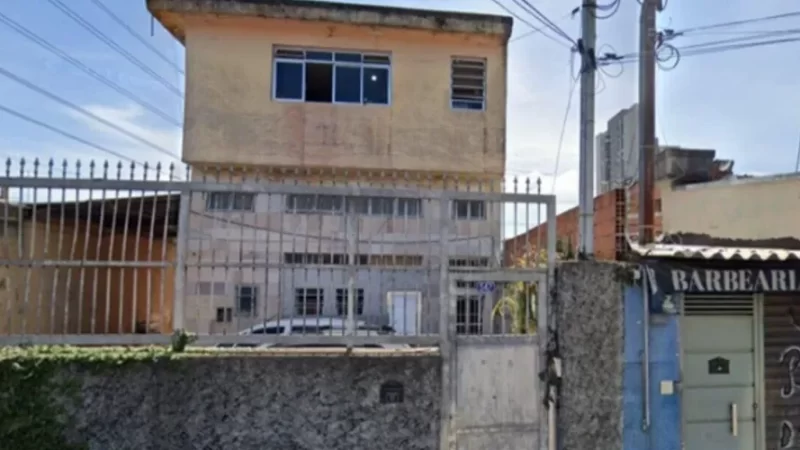 Suspeito segue com churrasco depois de jogar mulher de janela