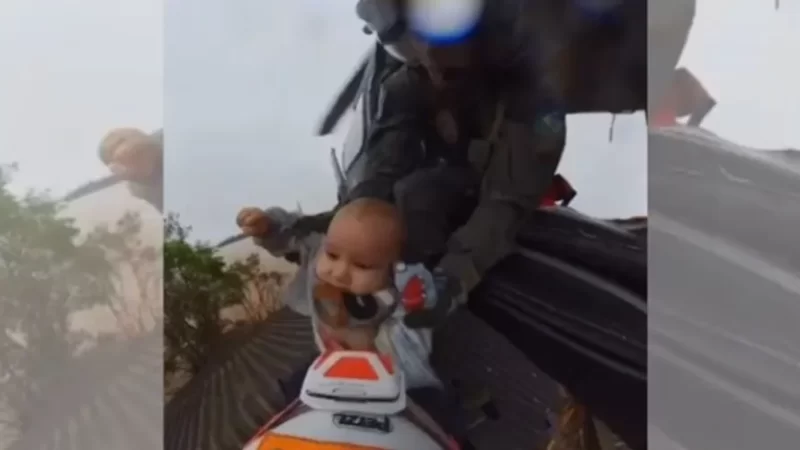 Impressionante: bebê é resgatado pelo telhado de casa durante enchente no RS